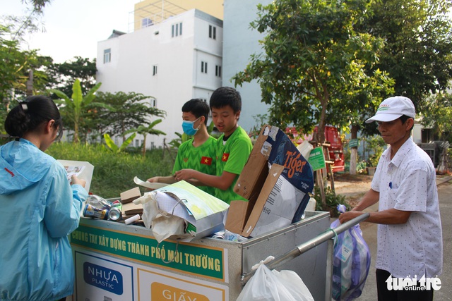 Cụ già miệt mài cống hiến cho đời - Ảnh 3.