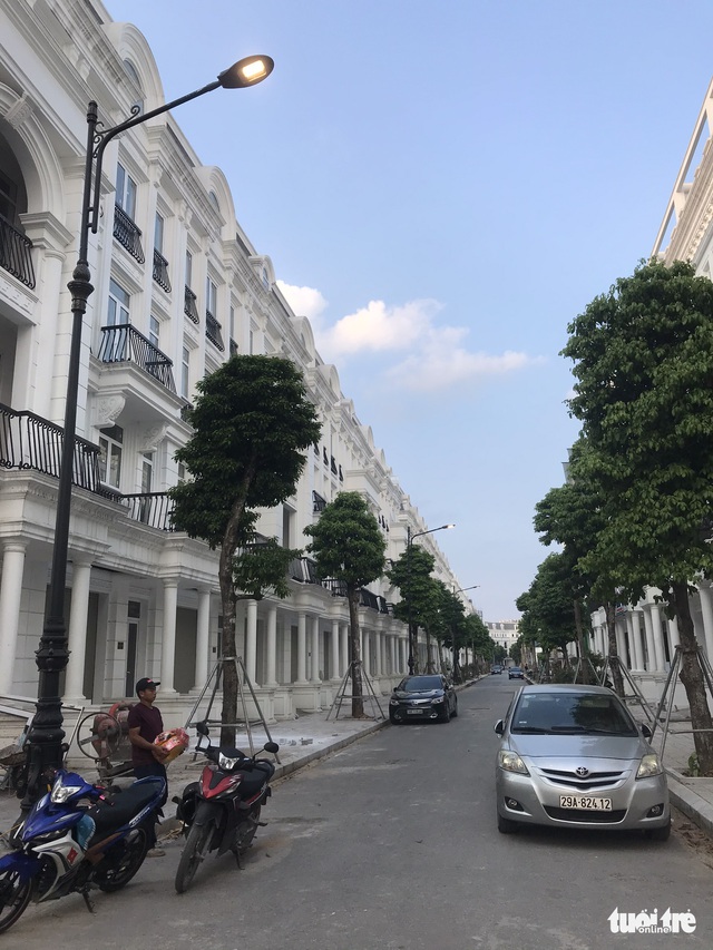 Cư dân căng băngrôn yêu cầu chủ đầu tư làm bãi đỗ xe, hoàn thiện công viên - Ảnh 4.