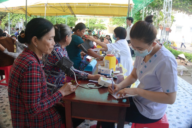 Khám chữa bệnh và phát quà cho hơn 1.000 người ở vùng biên giới - Ảnh 1.