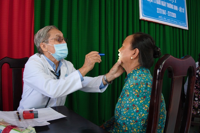 Khám chữa bệnh và phát quà cho hơn 1.000 người ở vùng biên giới - Ảnh 2.