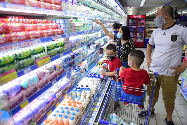 Vào siêu thị sắm đồ dùng học tập Việt giá mềm - Ảnh 2.