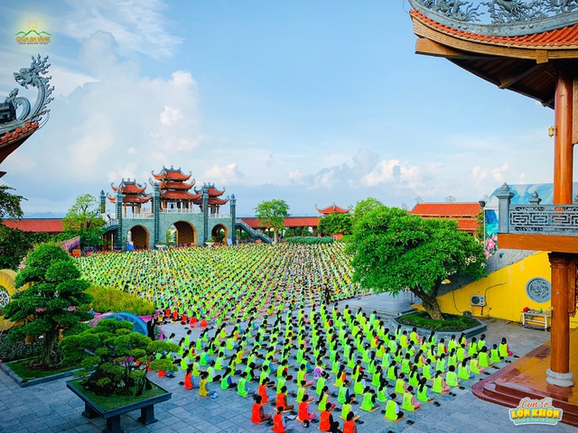 Chùa Ba Vàng rầm rộ tổ chức cầu nguyện, khóa tu dù dịch COVID-19 phức tạp - Ảnh 2. Chùa Ba Vàng rầm rộ tổ chức cầu nguyện, khóa tu dù dịch COVID-19 phức tạp - Ảnh 2.