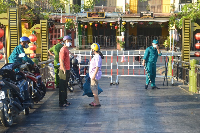 Hội An phong tỏa một tuyến phố trung tâm vì có người nhiễm COVID-19 - Ảnh 4. Hội An phong tỏa một tuyến phố trung tâm vì có người nhiễm COVID-19 - Ảnh 4.