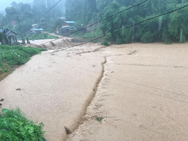 Mưa lớn làm hồ chứa 60.000m3 sạt lở chân đập, Lào Cai chuẩn bị ứng phó - Ảnh 1.