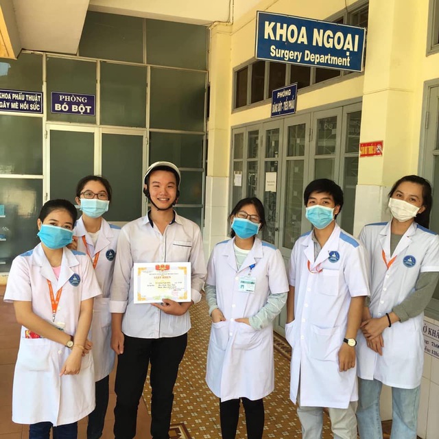 Lần đầu được HS tiên tiến thời THPT, nam sinh đưa giấy khen đi khắp thế gian - Ảnh 5. Lần đầu được HS tiên tiến thời THPT, nam sinh đưa giấy khen đi khắp thế gian - Ảnh 5.