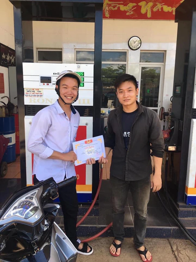 Lần đầu được HS tiên tiến thời THPT, nam sinh đưa giấy khen đi khắp thế gian - Ảnh 7. Lần đầu được HS tiên tiến thời THPT, nam sinh đưa giấy khen đi khắp thế gian - Ảnh 7.