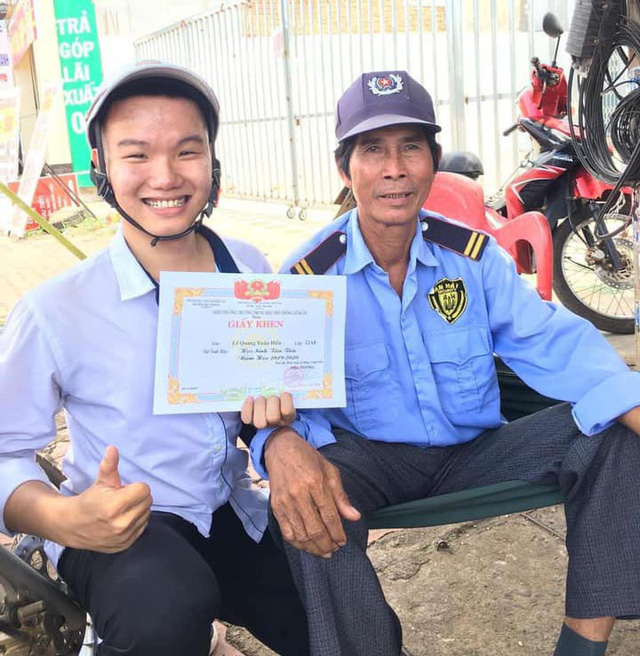 Lần đầu được HS tiên tiến thời THPT, nam sinh đưa giấy khen đi khắp thế gian - Ảnh 4. Lần đầu được HS tiên tiến thời THPT, nam sinh đưa giấy khen đi khắp thế gian - Ảnh 4.