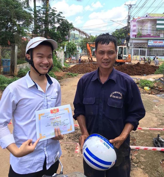 Lần đầu được HS tiên tiến thời THPT, nam sinh đưa giấy khen đi khắp thế gian - Ảnh 3. Lần đầu được HS tiên tiến thời THPT, nam sinh đưa giấy khen đi khắp thế gian - Ảnh 3.