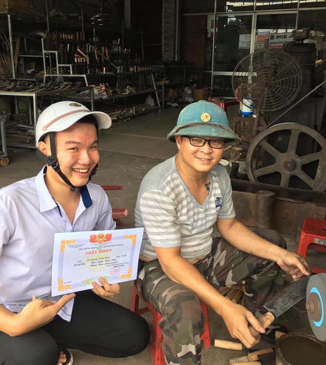 Lần đầu được HS tiên tiến thời THPT, nam sinh đưa giấy khen đi khắp thế gian - Ảnh 2. Lần đầu được HS tiên tiến thời THPT, nam sinh đưa giấy khen đi khắp thế gian - Ảnh 2.