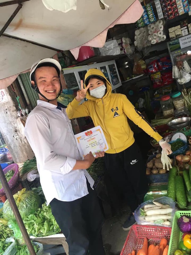 Lần đầu được HS tiên tiến thời THPT, nam sinh đưa giấy khen đi khắp thế gian - Ảnh 6. Lần đầu được HS tiên tiến thời THPT, nam sinh đưa giấy khen đi khắp thế gian - Ảnh 6.