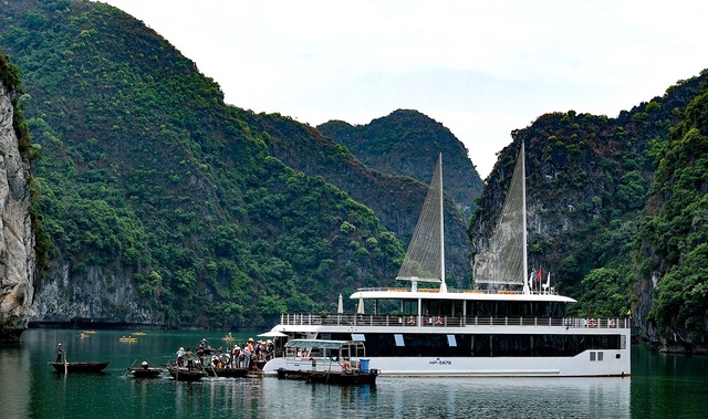 Vịnh Hạ Long, vịnh Lan Hạ cùng một vùng biển nhưng muốn thăm phải qua 2 lần đò - Ảnh 1.