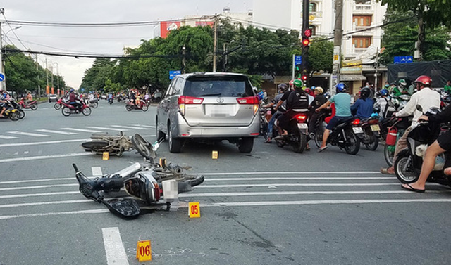 Bị truy đuổi, 4 nghi phạm giật điện thoại ngã lăn ra đường vì tông phải ôtô - Ảnh 1.