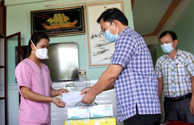 Thăm gia đình nhân viên bệnh viện làm nhiệm vụ chống dịch - Ảnh 2.