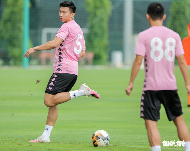 Đoàn Văn Hậu trở lại tập luyện cùng Hà Nội FC với 3 hình xăm và khuyên tai   Tuổi Trẻ Online