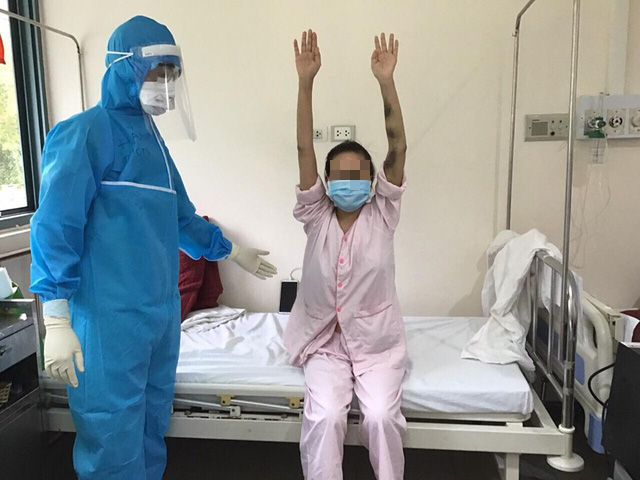 5 bệnh nhân COIVD-19 nặng ở Huế và 2 bệnh nhân ở Đà Nẵng xuất viện - Ảnh 1.