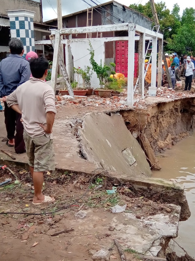 Dông lốc phá hơn 200 căn nhà ở Cần Thơ và Sóc Trăng - Ảnh 2.