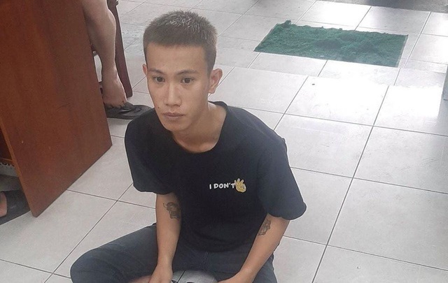 Thanh niên dùng dao khống chế nhân viên cửa hàng tiện lợi cướp tài sản - Ảnh 1.