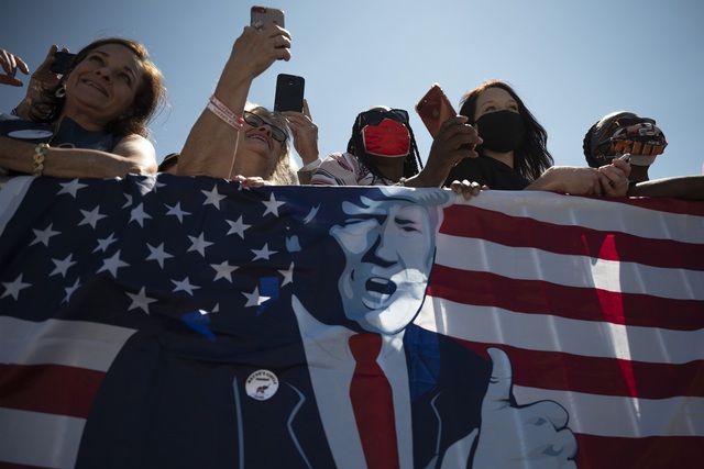 Ông Trump muốn dùng quyền của tổng thống để quyết cấp tiền cho dân - Ảnh 1.
