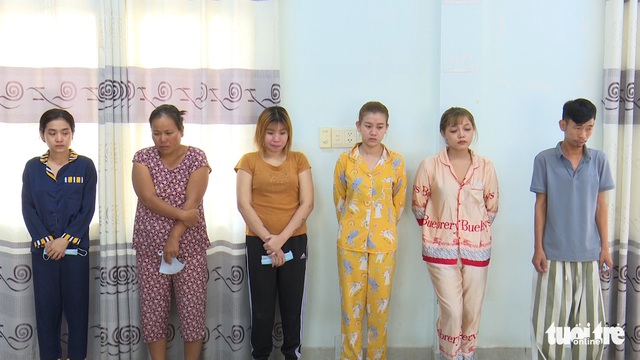 6 người nghi bắt một con nợ làm tiếp ở quán karaoke để... trả nợ - Ảnh 1.