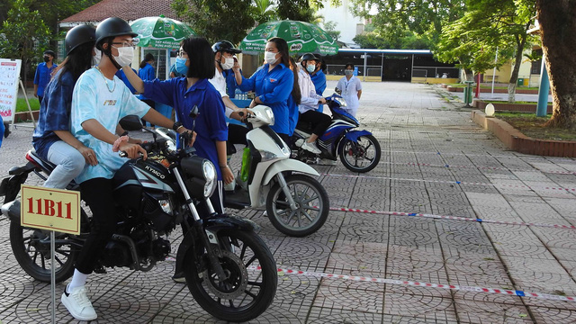 Sáng nay thi tốt nghiệp THPT môn văn: Đề thi sẽ có... COVID-19? - Ảnh 1.