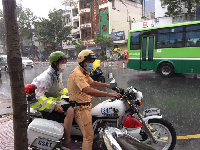 Hình ảnh hai anh CSGT với chiếc bảng bút thước miễn phí cần có thể lấy  khiến ai cũng thấy ấm áp sau ngày thi đầu căng thẳng