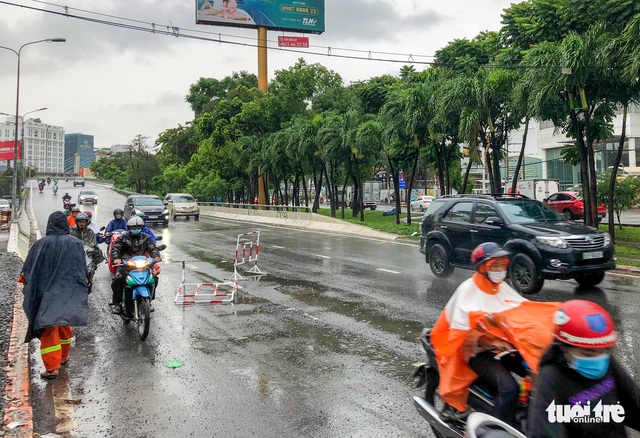 Đổ dốc cầu vượt gặp ngay hố lún, nhiều người đi xe máy té ngã - Ảnh 2.