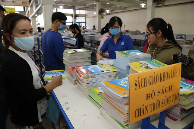 Phát hoảng với những khoản tiền bủa vây đầu năm học  - Ảnh 1.