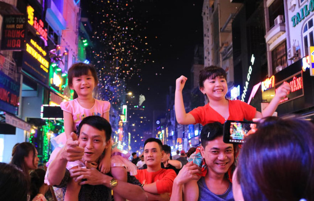 Rực rỡ pháo hoa, Việt Nam đón chào năm 2021 với niềm tin - hy vọng - Ảnh 12.