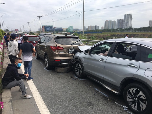 Bốn xe tông nhau trên cao tốc ngày đầu năm mới - Ảnh 1.