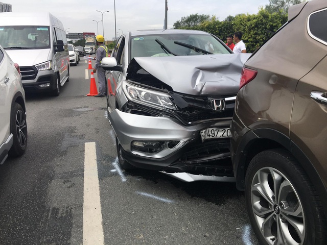 Bốn xe tông nhau trên cao tốc ngày đầu năm mới - Ảnh 2.