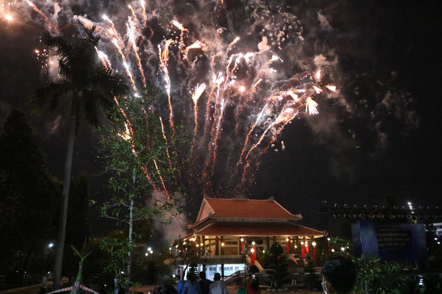 Rực rỡ pháo hoa, Việt Nam đón chào năm 2021 với niềm tin - hy vọng - Ảnh 8.