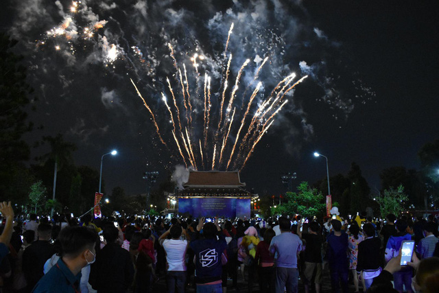 Rực rỡ pháo hoa, Việt Nam đón chào năm 2021 với niềm tin - hy vọng - Ảnh 11.