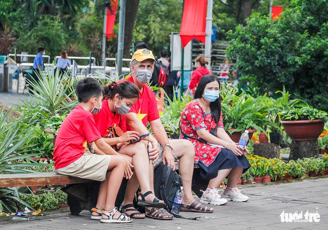 Giá vé tăng, người dân lại đến đông hơn để ủng hộ Thảo cầm viên Sài Gòn - Ảnh 4.