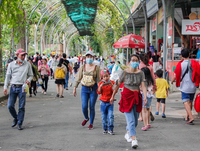 Giá vé tăng, người dân lại đến đông hơn để ủng hộ Thảo cầm viên Sài Gòn - Ảnh 8.