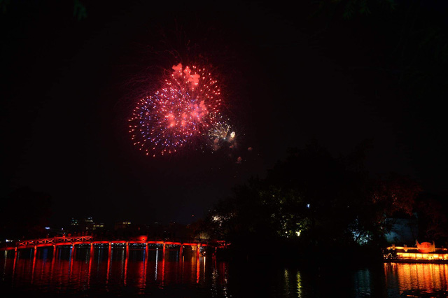 Rực rỡ pháo hoa, Việt Nam đón chào năm 2021 với niềm tin - hy vọng - Ảnh 3.