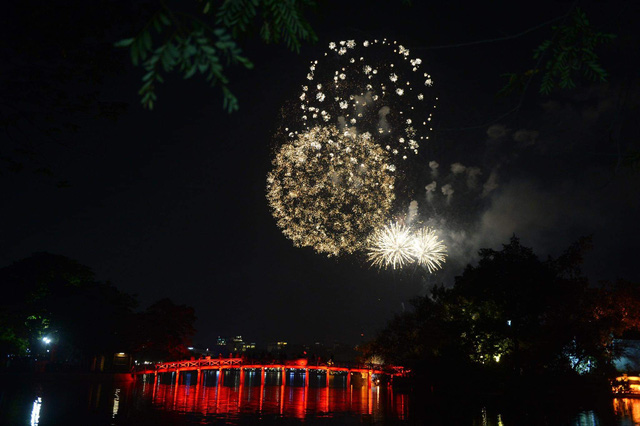 Rực rỡ pháo hoa, Việt Nam đón chào năm 2021 với niềm tin - hy vọng - Ảnh 4.