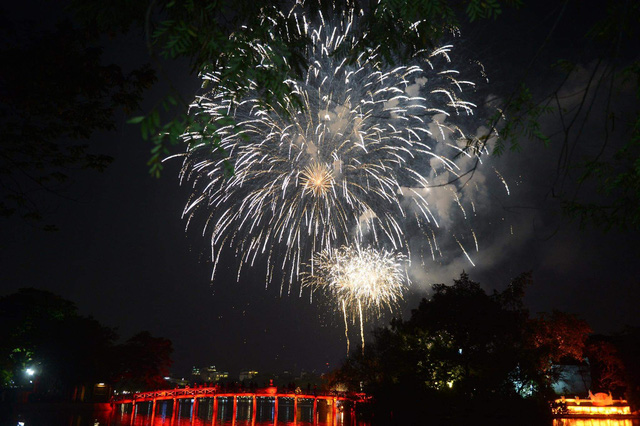 Rực rỡ pháo hoa, Việt Nam đón chào năm 2021 với niềm tin - hy vọng - Ảnh 5.