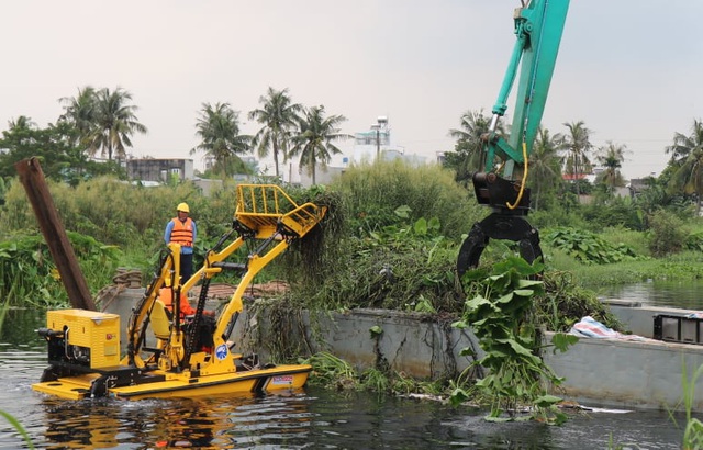 TP.HCM dự kiến chi gần 13 tỉ vớt rác trên sông Vàm Thuật - Ảnh 1. TP.HCM dự kiến chi gần 13 tỉ vớt rác trên sông Vàm Thuật - Ảnh 1.