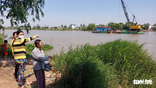 Nạo vét sông Hậu lùi lại 700 mét theo ý người dân - Ảnh 1. Nạo vét sông Hậu lùi lại 700 mét theo ý người dân - Ảnh 1.
