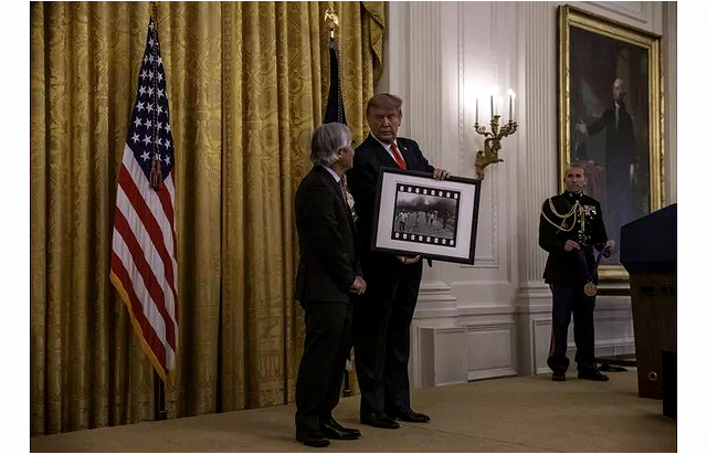 Nhiếp ảnh gia Nick Ut tiết lộ hậu trường chuyện ông Trump tặng huân chương - Ảnh 1. Nhiếp ảnh gia Nick Ut tiết lộ hậu trường chuyện ông Trump tặng huân chương - Ảnh 1.