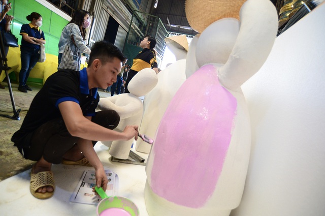 Vào hậu trường chế tác linh vật cho đường hoa Nguyễn Huệ 2021 - Ảnh 3. Vào hậu trường chế tác linh vật cho đường hoa Nguyễn Huệ 2021 - Ảnh 3.