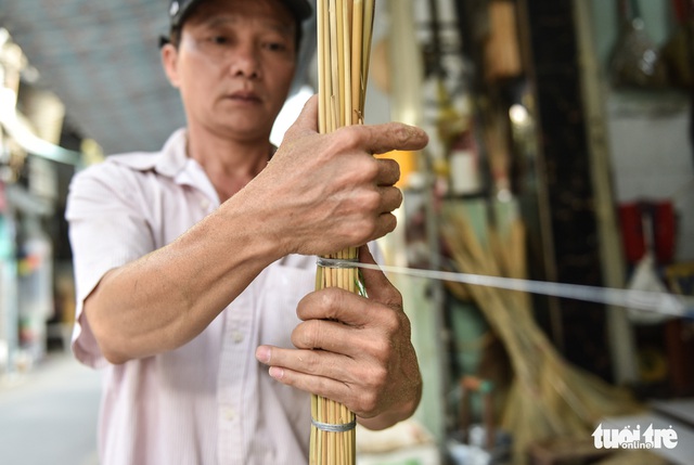 Xóm chổi Sài Gòn nhộn nhịp nhờ dịp tết nhà nào cũng sắm chổi mới - Ảnh 9.