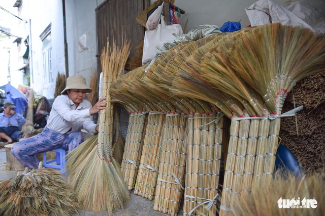Xóm chổi Sài Gòn nhộn nhịp nhờ dịp tết nhà nào cũng sắm chổi mới - Ảnh 13.