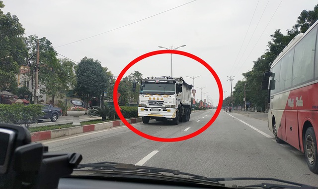 Tước bằng lái người chạy xe tải ngược chiều trên quốc lộ 1 - Ảnh 1. Tước bằng lái người chạy xe tải ngược chiều trên quốc lộ 1 - Ảnh 1.