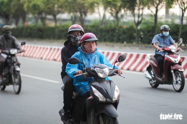 TP.HCM sương mù âm u từ sáng sớm, tối có thể mưa rào - Ảnh 2.