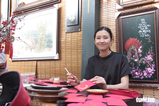Lễ hội Tết Việt chưa bắt đầu, nhiều bạn gái đã xúng xính váy áo với đường mai - Ảnh 10. Lễ hội Tết Việt chưa bắt đầu, nhiều bạn gái đã xúng xính váy áo với đường mai - Ảnh 10.