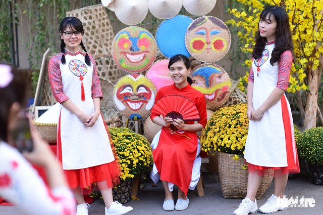 Văn nghệ sĩ diện áo mới du xuân lễ hội Tết Việt Tân Sửu 2021 - Ảnh 11.