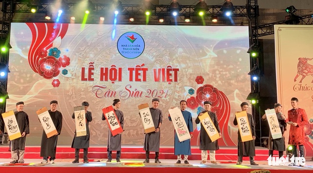 Văn nghệ sĩ diện áo mới du xuân lễ hội Tết Việt Tân Sửu 2021 - Ảnh 8. Văn nghệ sĩ diện áo mới du xuân lễ hội Tết Việt Tân Sửu 2021 - Ảnh 8.