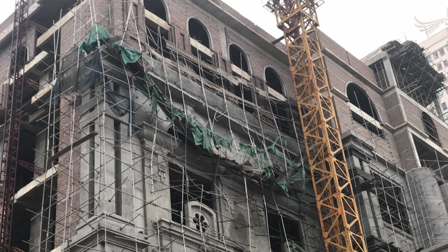 Vụ sập giàn giáo trung tâm thương mại: 1 công nhân tử vong - Ảnh 1.
