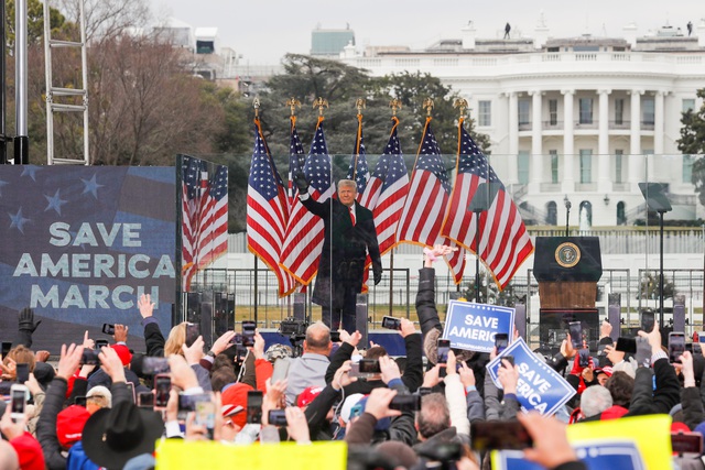 Nóng: Ông Trump xuất hiện, khẳng định quyết không nhượng bộ - Ảnh 1. Nóng: Ông Trump xuất hiện, khẳng định quyết không nhượng bộ - Ảnh 1.